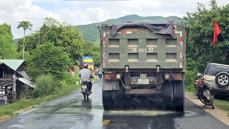 Đắk Lắk: Cầu yếu cấm tải tr&ecirc;n 18 tấn "oằn m&igrave;nh" g&aacute;nh đo&agrave;n xe đầu k&eacute;o, xe container- Ảnh 6.