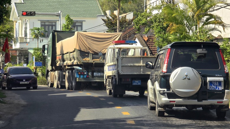 Đắk Lắk: Cầu yếu cấm tải tr&ecirc;n 18 tấn "oằn m&igrave;nh" g&aacute;nh đo&agrave;n xe đầu k&eacute;o, xe container- Ảnh 7.