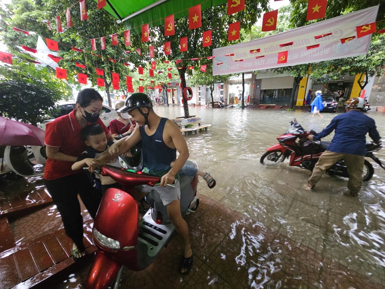 Chuy&ecirc;n gia chỉ nguy&ecirc;n nh&acirc;n, hiến kế tho&aacute;t ngập ở H&agrave; Nội- Ảnh 2.