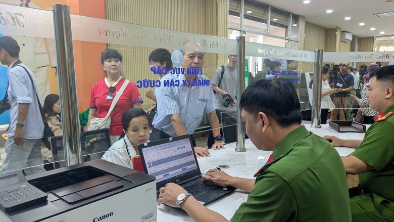 TP.HCM ra mắt bộ phận &ldquo;một cửa&rdquo; tại c&ocirc;ng an phường, x&atilde;: Gần d&acirc;n hơn, phục vụ tốt hơn- Ảnh 2.