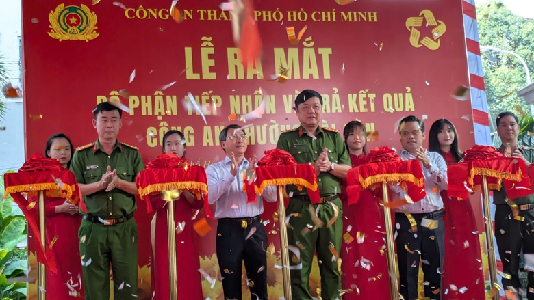 TP.HCM ra mắt bộ phận &ldquo;một cửa&rdquo; tại c&ocirc;ng an phường, x&atilde;: Gần d&acirc;n hơn, phục vụ tốt hơn- Ảnh 1.
