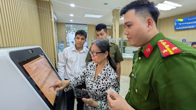 TP.HCM ra mắt bộ phận &ldquo;một cửa&rdquo; tại c&ocirc;ng an phường, x&atilde;: Gần d&acirc;n hơn, phục vụ tốt hơn- Ảnh 3.