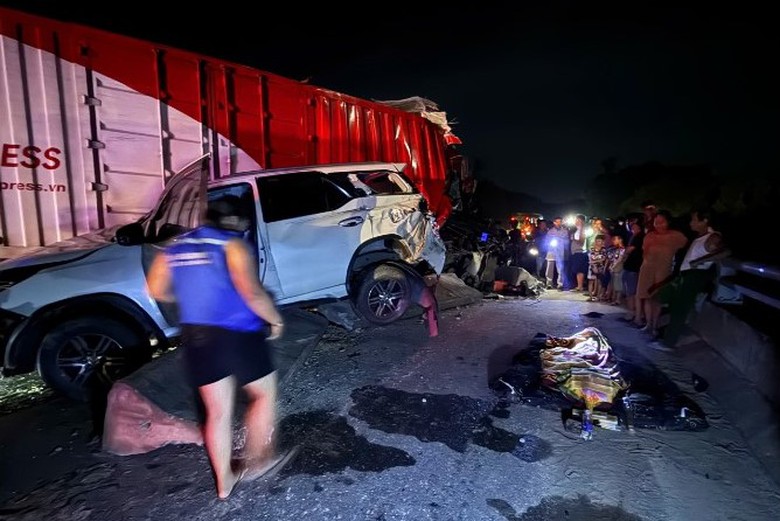 Huế: Tai nạn li&ecirc;n ho&agrave;n tr&ecirc;n tuyến La Sơn - T&uacute;y Loan, một người tử vong- Ảnh 1.