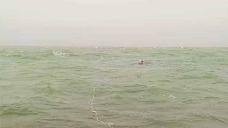 Vượt s&oacute;ng gi&oacute;, cứu thuyền vi&ecirc;n bị ch&igrave;m t&agrave;u tr&ocirc;i dạt tr&ecirc;n biển C&agrave; Mau- Ảnh 1.