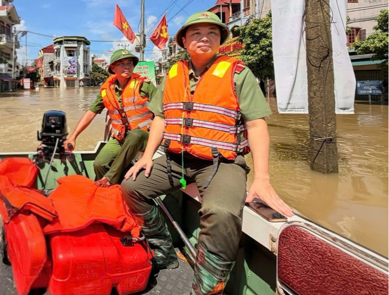 X&uacute;c động h&igrave;nh ảnh C&ocirc;ng an Lạng Sơn ng&agrave;y đ&ecirc;m dầm m&igrave;nh trong mưa lũ hỗ trợ người d&acirc;n- Ảnh 2.