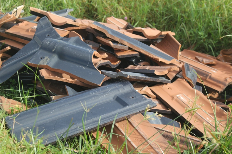 H&agrave; Tĩnh: Nhiều tuyến đường ngập r&aacute;c thải, vật liệu x&acirc;y dựng hư hỏng sau b&atilde;o- Ảnh 4.