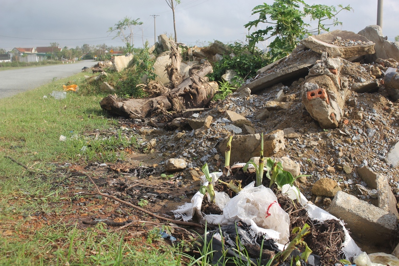 H&agrave; Tĩnh: Nhiều tuyến đường ngập r&aacute;c thải, vật liệu x&acirc;y dựng hư hỏng sau b&atilde;o- Ảnh 5.