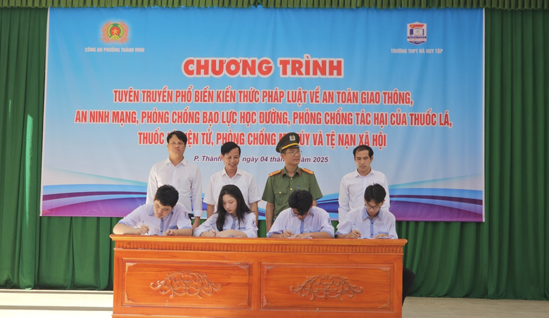 Nghệ An: Đẩy mạnh tuy&ecirc;n truyền Luật Trật tự, an to&agrave;n giao th&ocirc;ng cho lứa tuổi học sinh- Ảnh 2.