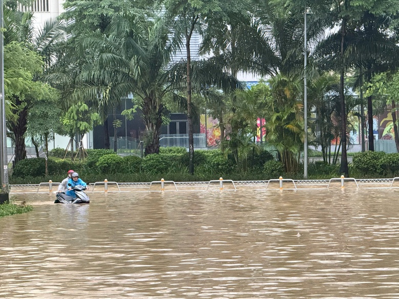 S&aacute;ng 8/10, H&agrave; Nội c&ograve;n 12 điểm ngập s&acirc;u- Ảnh 1.