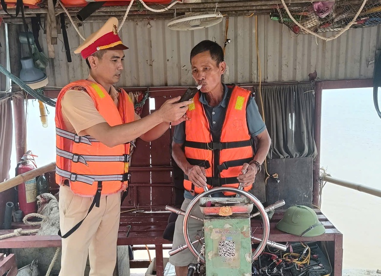 Thanh H&oacute;a: Vi phạm giao th&ocirc;ng đường thủy giảm mạnh sau khi c&oacute; Nghị định 139- Ảnh 3.