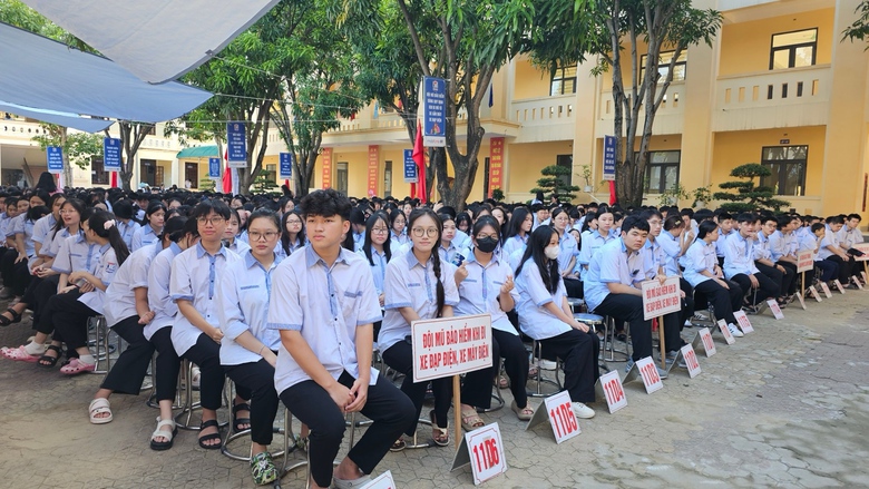 Nghệ An: Đẩy mạnh tuy&ecirc;n truyền Luật Trật tự, an to&agrave;n giao th&ocirc;ng cho lứa tuổi học sinh- Ảnh 3.