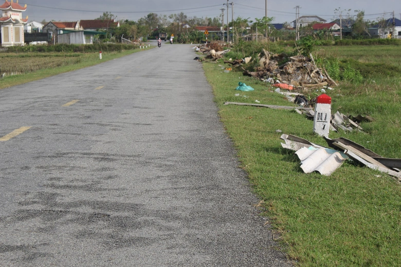 H&agrave; Tĩnh: Nhiều tuyến đường ngập r&aacute;c thải, vật liệu x&acirc;y dựng hư hỏng sau b&atilde;o- Ảnh 2.