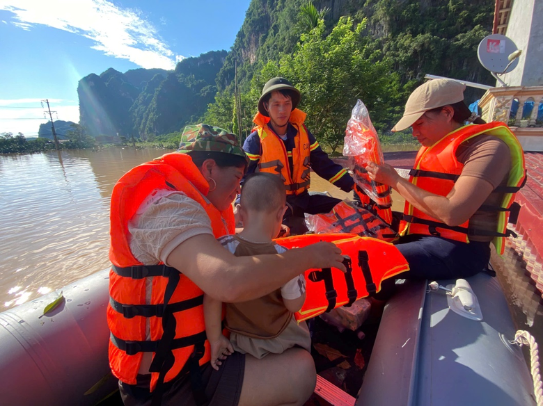 X&uacute;c động h&igrave;nh ảnh C&ocirc;ng an Lạng Sơn ng&agrave;y đ&ecirc;m dầm m&igrave;nh trong mưa lũ hỗ trợ người d&acirc;n- Ảnh 4.