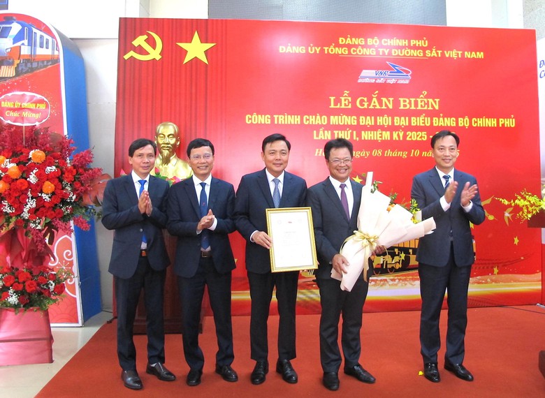 Tuyến H&agrave; Nội - Hải Ph&ograve;ng vượt 1,1 triệu lượt kh&aacute;ch nhờ t&agrave;u &ldquo;Hoa phượng đỏ&rdquo;- Ảnh 1.