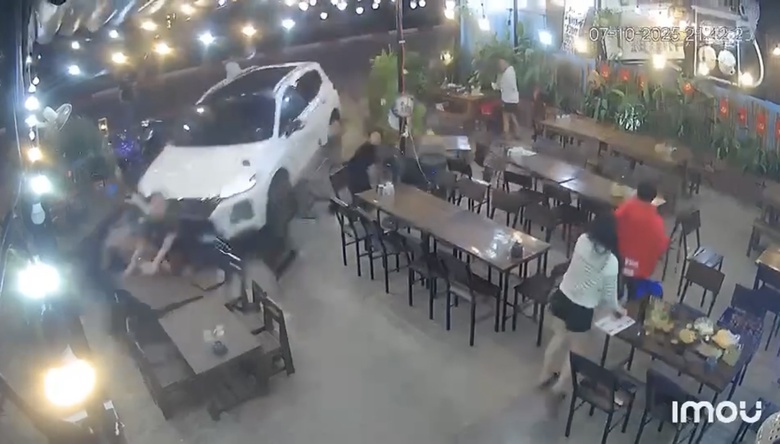&Ocirc; t&ocirc; lao thẳng v&agrave;o qu&aacute;n nhậu ở Gia Lai, một người tử vong- Ảnh 1.