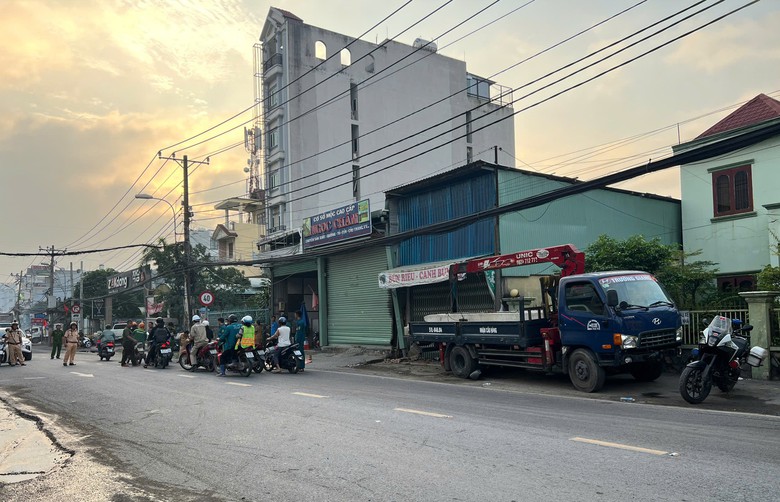 TP.HCM: Xe tải cẩu lao qua l&agrave;n đường ngược chiều, t&ocirc;ng người đ&agrave;n &ocirc;ng tử vong- Ảnh 1.