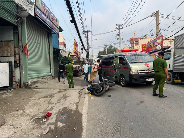 TP.HCM: Xe tải cẩu lao qua l&agrave;n đường ngược chiều, t&ocirc;ng người đ&agrave;n &ocirc;ng tử vong- Ảnh 2.