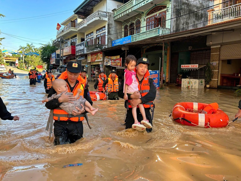X&uacute;c động h&igrave;nh ảnh C&ocirc;ng an Lạng Sơn ng&agrave;y đ&ecirc;m dầm m&igrave;nh trong mưa lũ hỗ trợ người d&acirc;n- Ảnh 1.