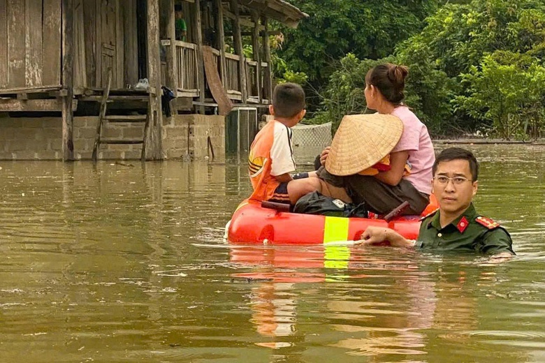 X&uacute;c động h&igrave;nh ảnh C&ocirc;ng an Lạng Sơn ng&agrave;y đ&ecirc;m dầm m&igrave;nh trong mưa lũ hỗ trợ người d&acirc;n- Ảnh 9.
