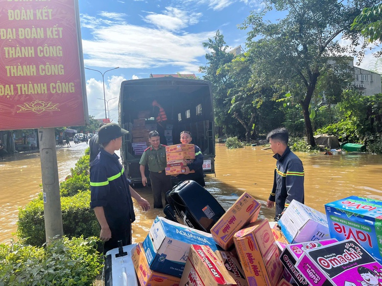 X&uacute;c động h&igrave;nh ảnh C&ocirc;ng an Lạng Sơn ng&agrave;y đ&ecirc;m dầm m&igrave;nh trong mưa lũ hỗ trợ người d&acirc;n- Ảnh 10.