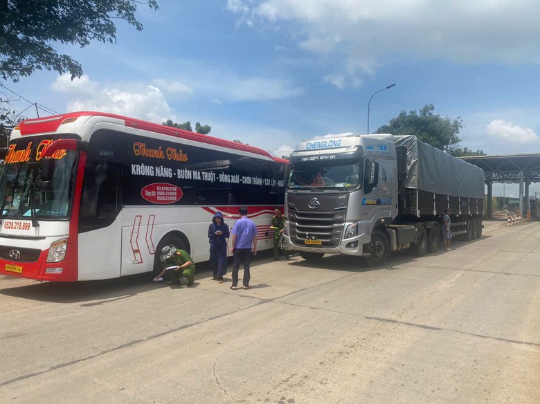 L&acirc;m Đồng: Tạm giữ hai t&agrave;i xế v&agrave; phụ xe chặn đ&aacute;nh nhau tr&ecirc;n đường- Ảnh 2.