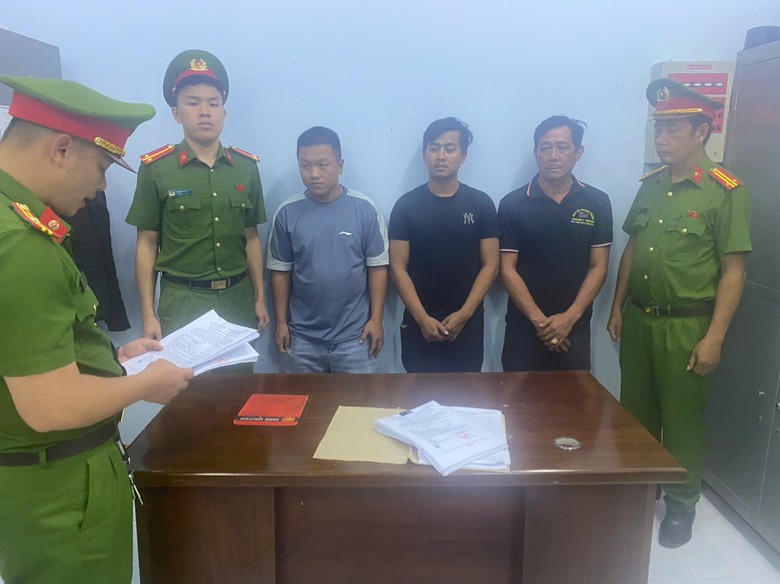 L&acirc;m Đồng: Tạm giữ hai t&agrave;i xế v&agrave; phụ xe chặn đ&aacute;nh nhau tr&ecirc;n đường- Ảnh 1.