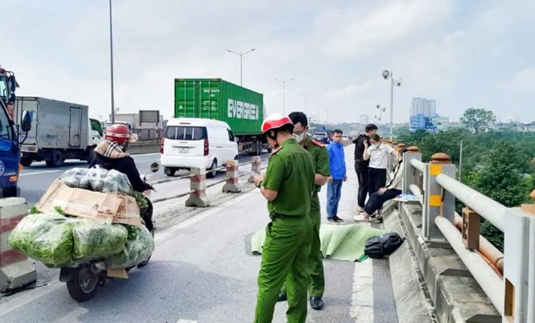 Hiện trường vụ tai nạn tr&ecirc;n cầu Thanh Tr&igrave;, H&agrave; Nội.