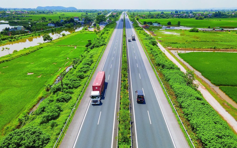 VEC miễn ph&iacute; sử dụng đường bộ cho xe chở h&agrave;ng cứu trợ b&atilde;o lũ tr&ecirc;n 5 tuyến cao tốc