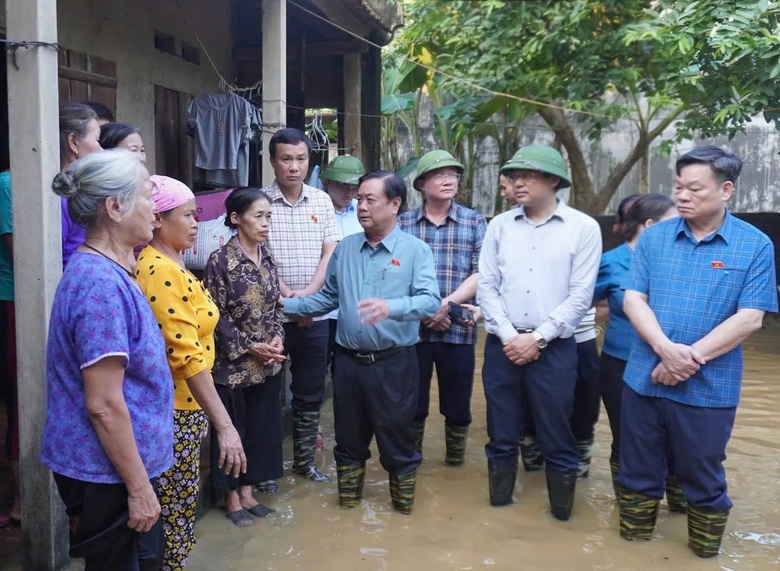 Ph&oacute; Chủ tịch Quốc hội L&ecirc; Minh Hoan thăm, động vi&ecirc;n người d&acirc;n v&ugrave;ng lũ tại Th&aacute;i Nguy&ecirc;n- Ảnh 1.