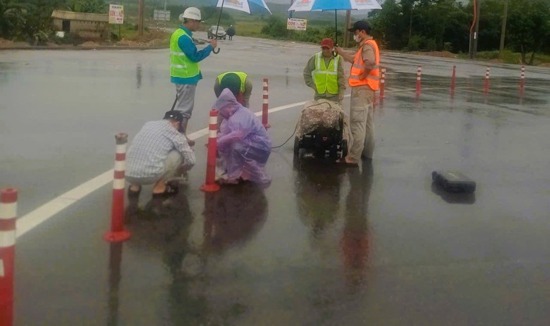 Khẩn trương lắp đặt tạm cọc ti&ecirc;u mềm hướng dẫn, ph&acirc;n l&agrave;n đường tại đảo n&uacute;t giao QL9A- Ảnh 1.