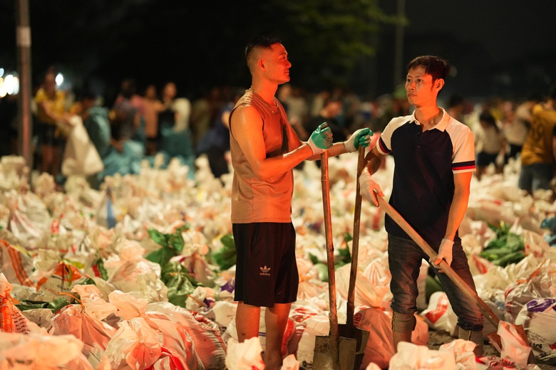 Bắc Ninh: Trắng đ&ecirc;m đắp đ&ecirc; ngăn lũ s&ocirc;ng Cầu- Ảnh 5.