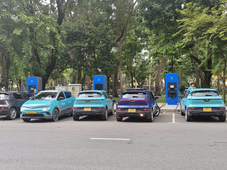 TP.HCM chấp thuận lắp 15 trụ sạc &ocirc; t&ocirc; điện ở trung t&acirc;m, từng bước th&uacute;c đẩy giao th&ocirc;ng xanh- Ảnh 2.