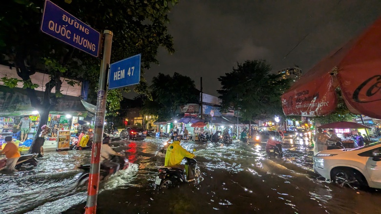 TP.HCM: Mưa lớn li&ecirc;n tiếp, CSGT ứng trực 24/24h hỗ trợ người d&acirc;n v&ugrave;ng ngập- Ảnh 1.