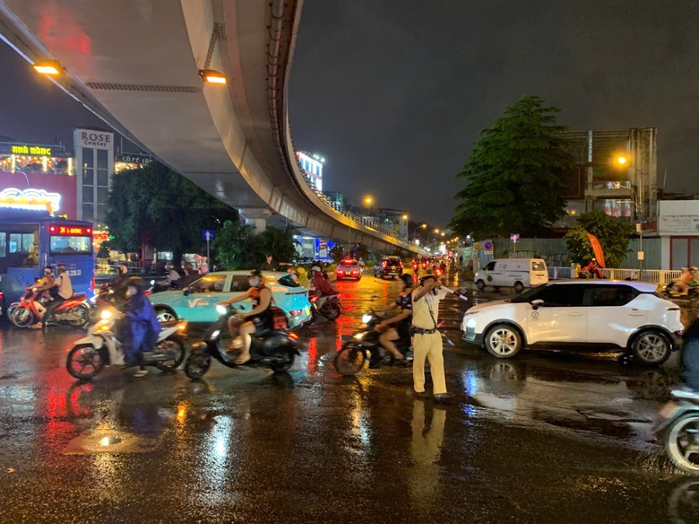 TP.HCM: Mưa lớn li&ecirc;n tiếp, CSGT ứng trực 24/24h hỗ trợ người d&acirc;n v&ugrave;ng ngập- Ảnh 3.