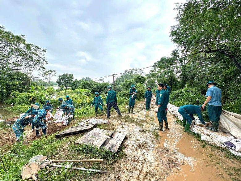 H&agrave; Nội: Thức xuy&ecirc;n đ&ecirc;m giữ đ&ecirc;, bảo vệ d&acirc;n khi lũ s&ocirc;ng Cầu bủa v&acirc;y- Ảnh 14.