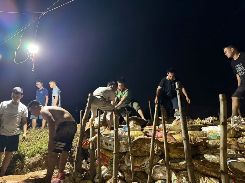 H&agrave; Nội: Thức xuy&ecirc;n đ&ecirc;m giữ đ&ecirc;, bảo vệ d&acirc;n khi lũ s&ocirc;ng Cầu bủa v&acirc;y- Ảnh 1.