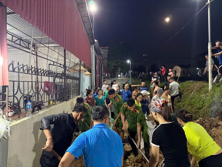 H&agrave; Nội: Thức xuy&ecirc;n đ&ecirc;m giữ đ&ecirc;, bảo vệ d&acirc;n khi lũ s&ocirc;ng Cầu bủa v&acirc;y- Ảnh 2.