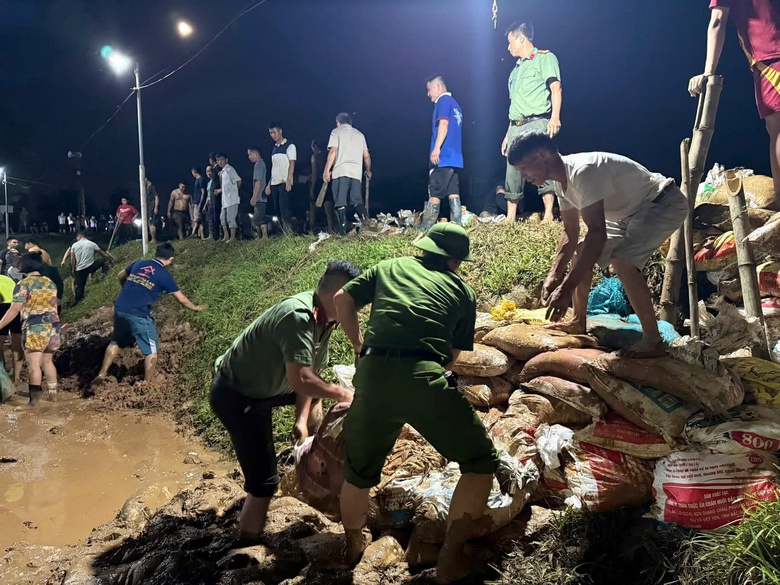 H&agrave; Nội: Thức xuy&ecirc;n đ&ecirc;m giữ đ&ecirc;, bảo vệ d&acirc;n khi lũ s&ocirc;ng Cầu bủa v&acirc;y- Ảnh 3.