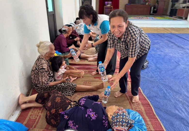 H&agrave; Nội: Thức xuy&ecirc;n đ&ecirc;m giữ đ&ecirc;, bảo vệ d&acirc;n khi lũ s&ocirc;ng Cầu bủa v&acirc;y- Ảnh 6.