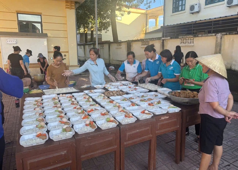 H&agrave; Nội: Thức xuy&ecirc;n đ&ecirc;m giữ đ&ecirc;, bảo vệ d&acirc;n khi lũ s&ocirc;ng Cầu bủa v&acirc;y- Ảnh 7.