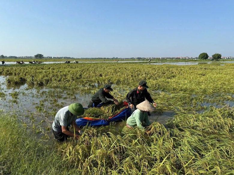 H&agrave; Nội: Thức xuy&ecirc;n đ&ecirc;m giữ đ&ecirc;, bảo vệ d&acirc;n khi lũ s&ocirc;ng Cầu bủa v&acirc;y- Ảnh 12.