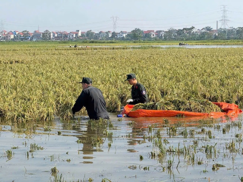H&agrave; Nội: Thức xuy&ecirc;n đ&ecirc;m giữ đ&ecirc;, bảo vệ d&acirc;n khi lũ s&ocirc;ng Cầu bủa v&acirc;y- Ảnh 13.