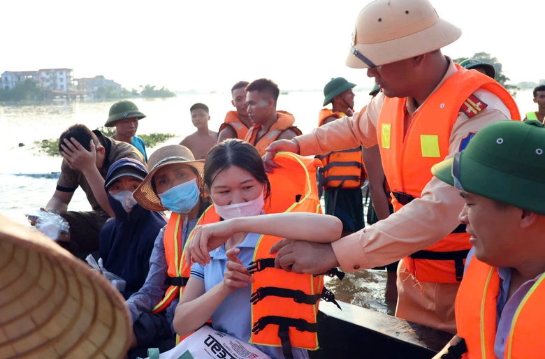 C&ocirc;ng an, qu&acirc;n đội sơ t&aacute;n hơn 300 người khỏi v&ugrave;ng ngập lụt ở ngoại th&agrave;nh H&agrave; Nội- Ảnh 1.