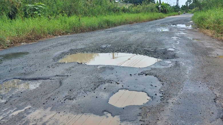 Khẩn trương sửa chữa tuyến đường Mậu Th&acirc;n bị xuống cấp ở C&agrave; Mau- Ảnh 1.