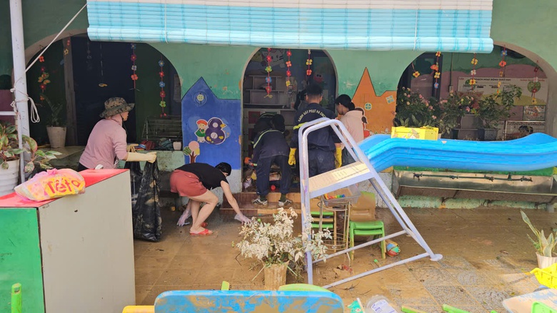 Hơn 8.000 người dọn dẹp bùn đất, rác thải, khắc phục hậu quả trận lũ lịch sử ở Huế- Ảnh 8. Hơn 8.000 người dọn dẹp bùn đất, rác thải, khắc phục hậu quả trận lũ lịch sử ở Huế- Ảnh 8.