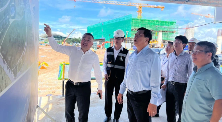 Bộ trưởng Trần Hồng Minh kiểm tra tiến độ c&aacute;c dự &aacute;n phục vụ APEC tại Ph&uacute; Quốc- Ảnh 1.