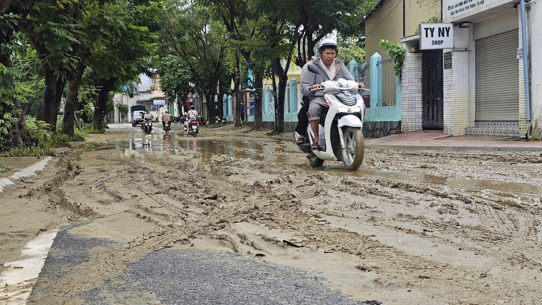 Hơn 8.000 người dọn dẹp bùn đất, rác thải, khắc phục hậu quả trận lũ lịch sử ở Huế- Ảnh 13. Hơn 8.000 người dọn dẹp bùn đất, rác thải, khắc phục hậu quả trận lũ lịch sử ở Huế- Ảnh 13.
