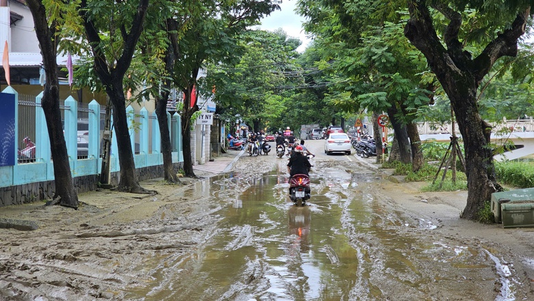 Hơn 8.000 người dọn dẹp bùn đất, rác thải, khắc phục hậu quả trận lũ lịch sử ở Huế- Ảnh 11. Hơn 8.000 người dọn dẹp bùn đất, rác thải, khắc phục hậu quả trận lũ lịch sử ở Huế- Ảnh 11.