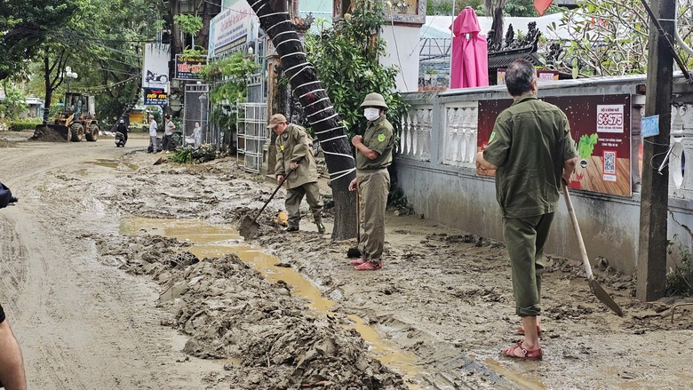 Hơn 8.000 người dọn dẹp bùn đất, rác thải, khắc phục hậu quả trận lũ lịch sử ở Huế- Ảnh 6. Hơn 8.000 người dọn dẹp bùn đất, rác thải, khắc phục hậu quả trận lũ lịch sử ở Huế- Ảnh 6.