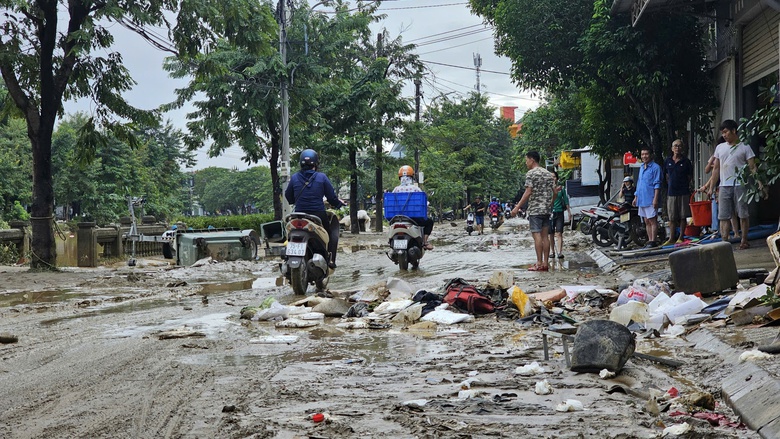 Hơn 8.000 người dọn dẹp bùn đất, rác thải, khắc phục hậu quả trận lũ lịch sử ở Huế- Ảnh 2. Hơn 8.000 người dọn dẹp bùn đất, rác thải, khắc phục hậu quả trận lũ lịch sử ở Huế- Ảnh 2.